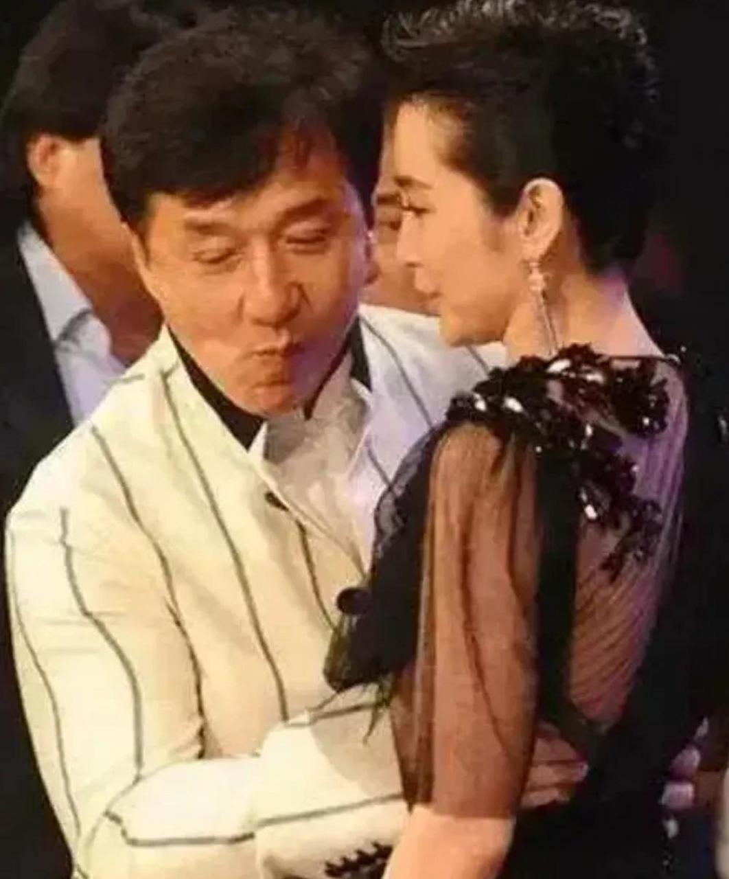 成龙自信微笑与李冰冰尴尬神情背后的故事解读