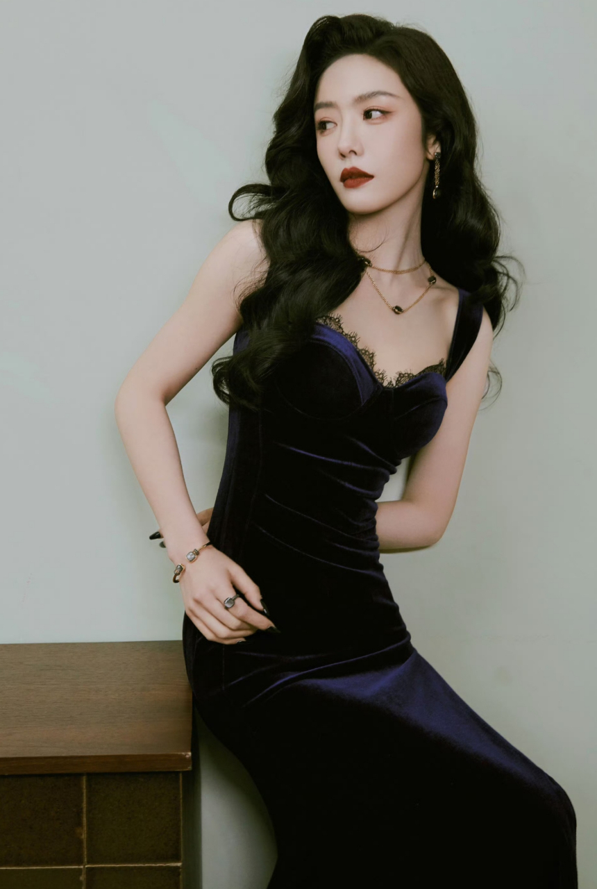 蔡文静越来越有魅力了,一袭深色礼服裙搭配微卷长发,精致妩媚,性感