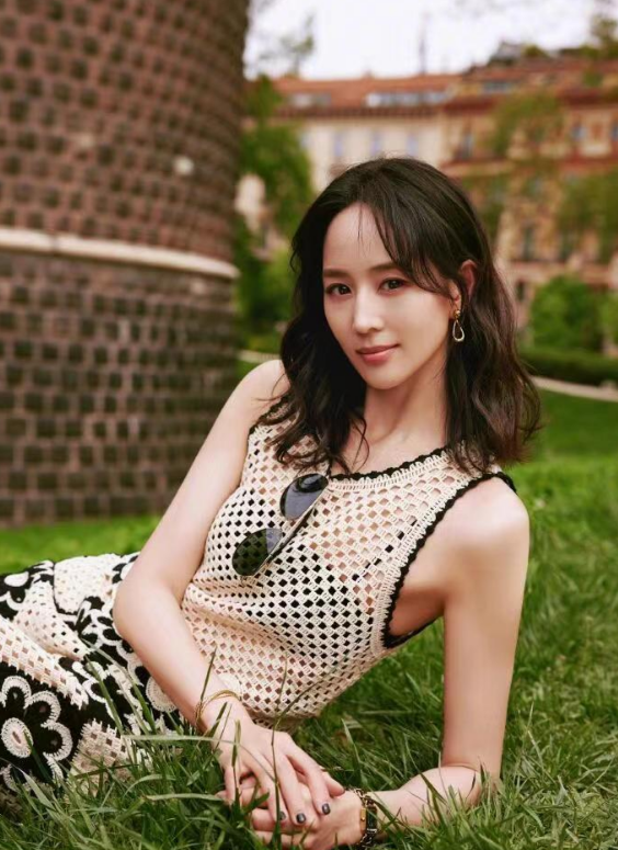 张钧甯身穿一套花朵钩针套装亮相清新脱俗,搭配同色钩针花棋盘格子裤