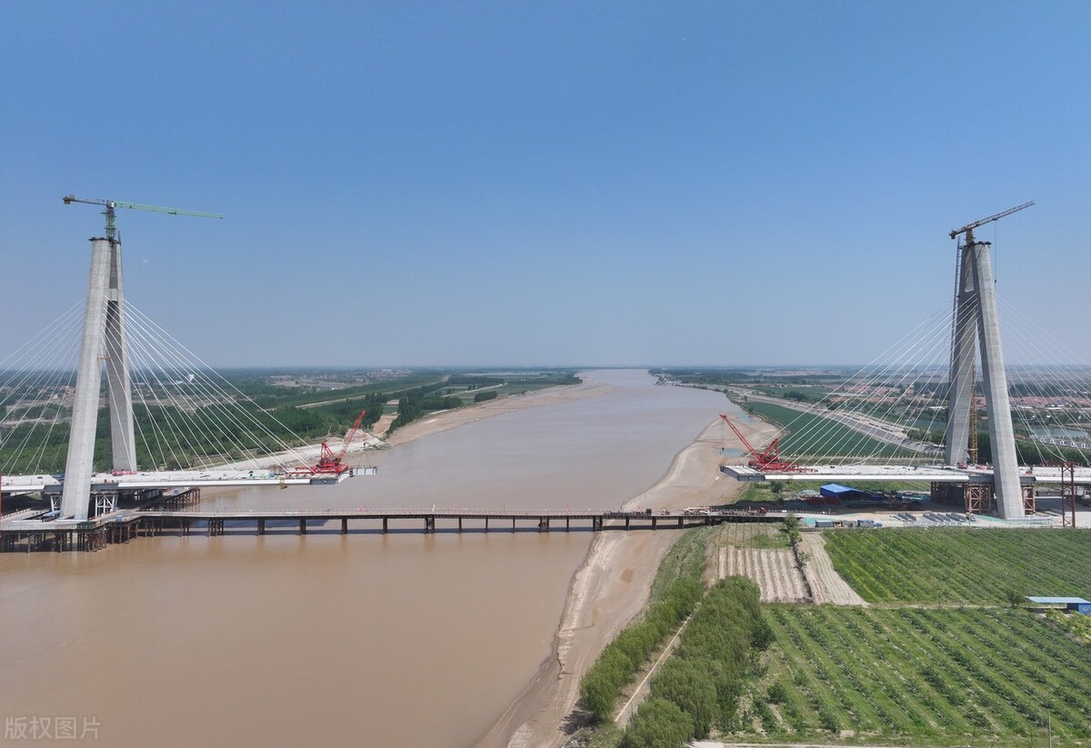 山东东营:东津黄河大桥是黄河三角洲跨径最大的双塔双索斜拉桥