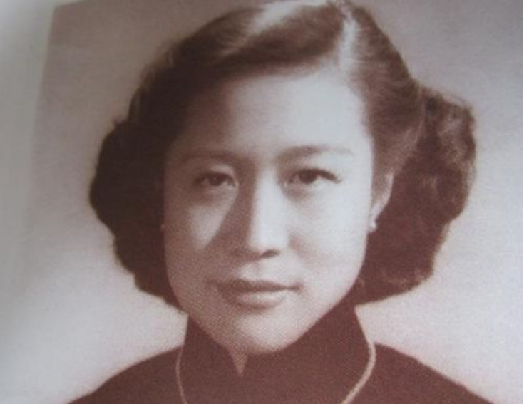 在解放军压境时,王耀武就已经让妻子郑宜兰,带着七个子女和两个侄子