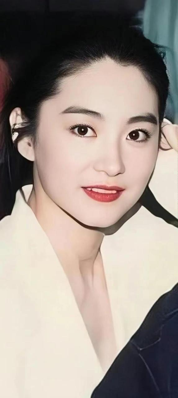 1973年,26岁已婚的秦汉爱上了18岁的林青霞,怀孕8个月的妻子邵乔茵