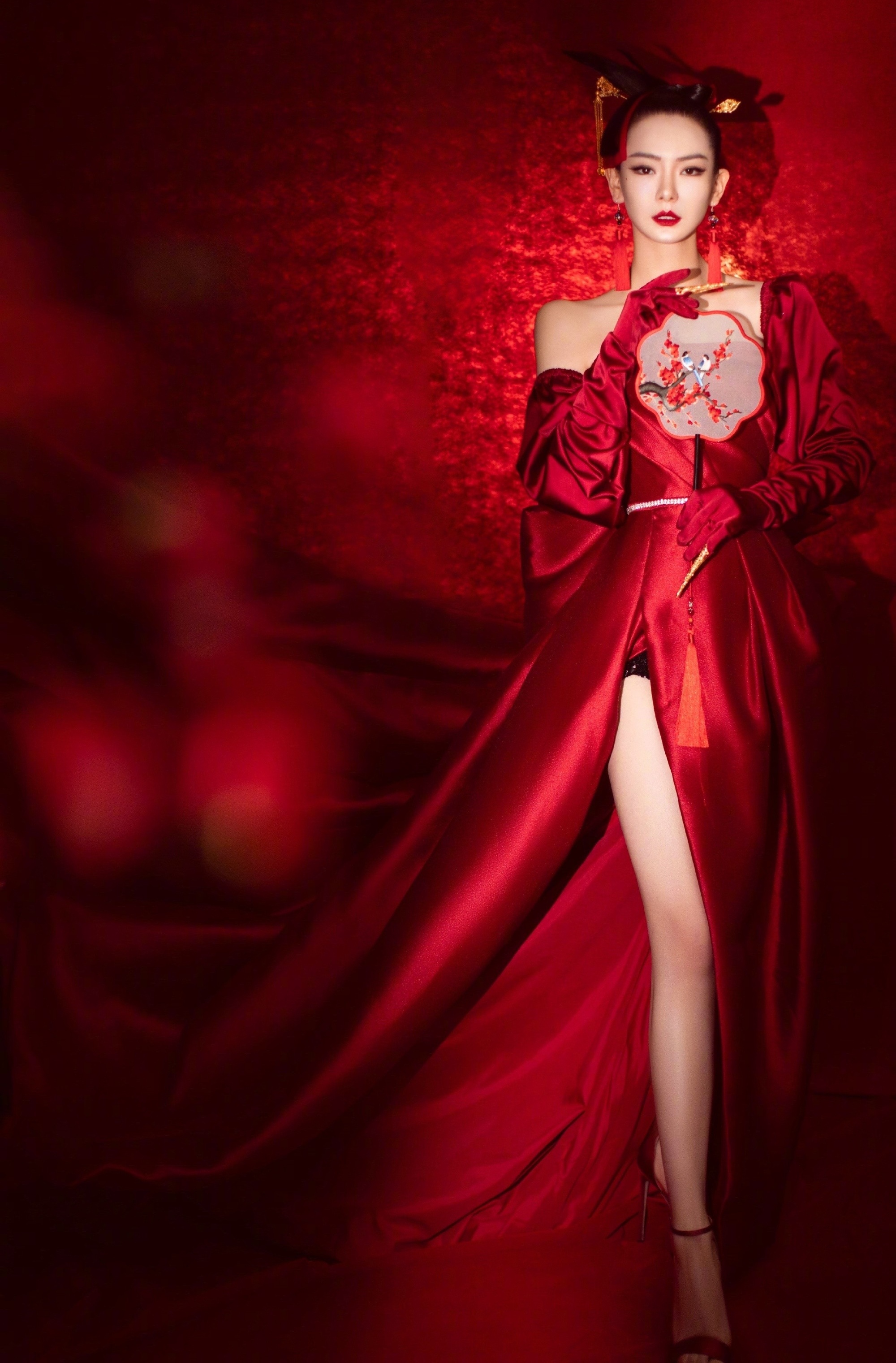 戚薇这套红衣太妖艳了吧完全可以去演苏妲己