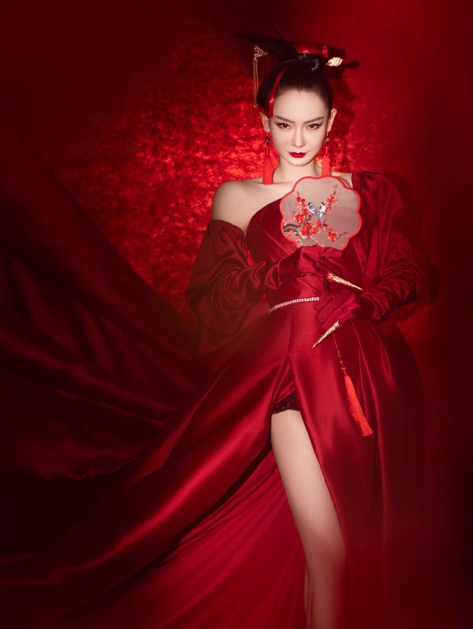 戚薇这套红衣太妖艳了吧,完全可以去演苏妲己!