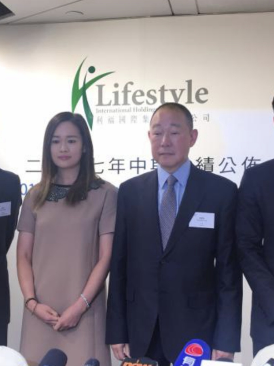 刘銮鸿女儿在日本低调举办婚礼,场面盛大,约百人参加.