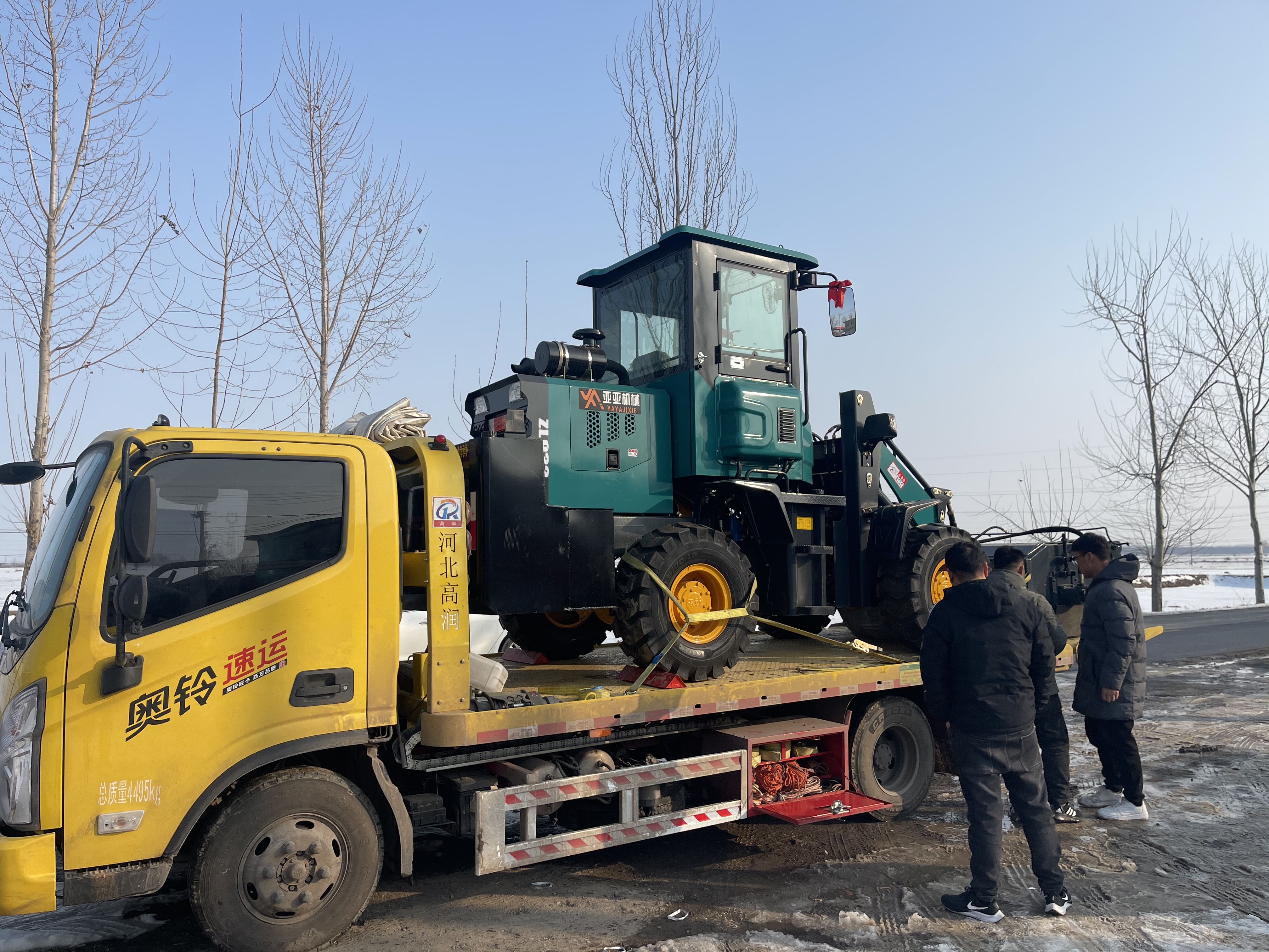 今天,我们亚亚机械的铲车道路清扫车整装待发,目标地