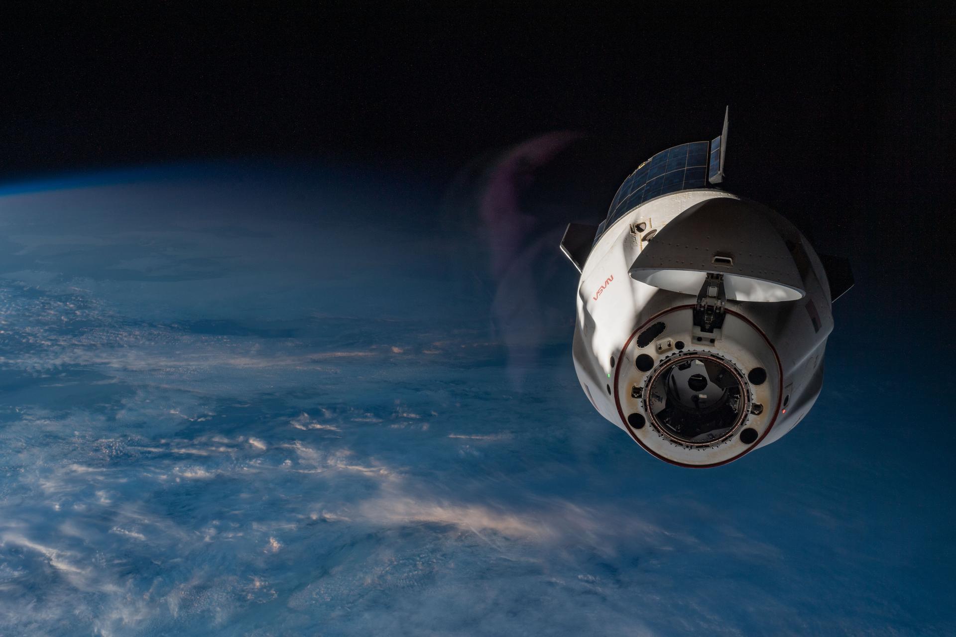 spacex载人飞船载着四名宇航员返回地球
