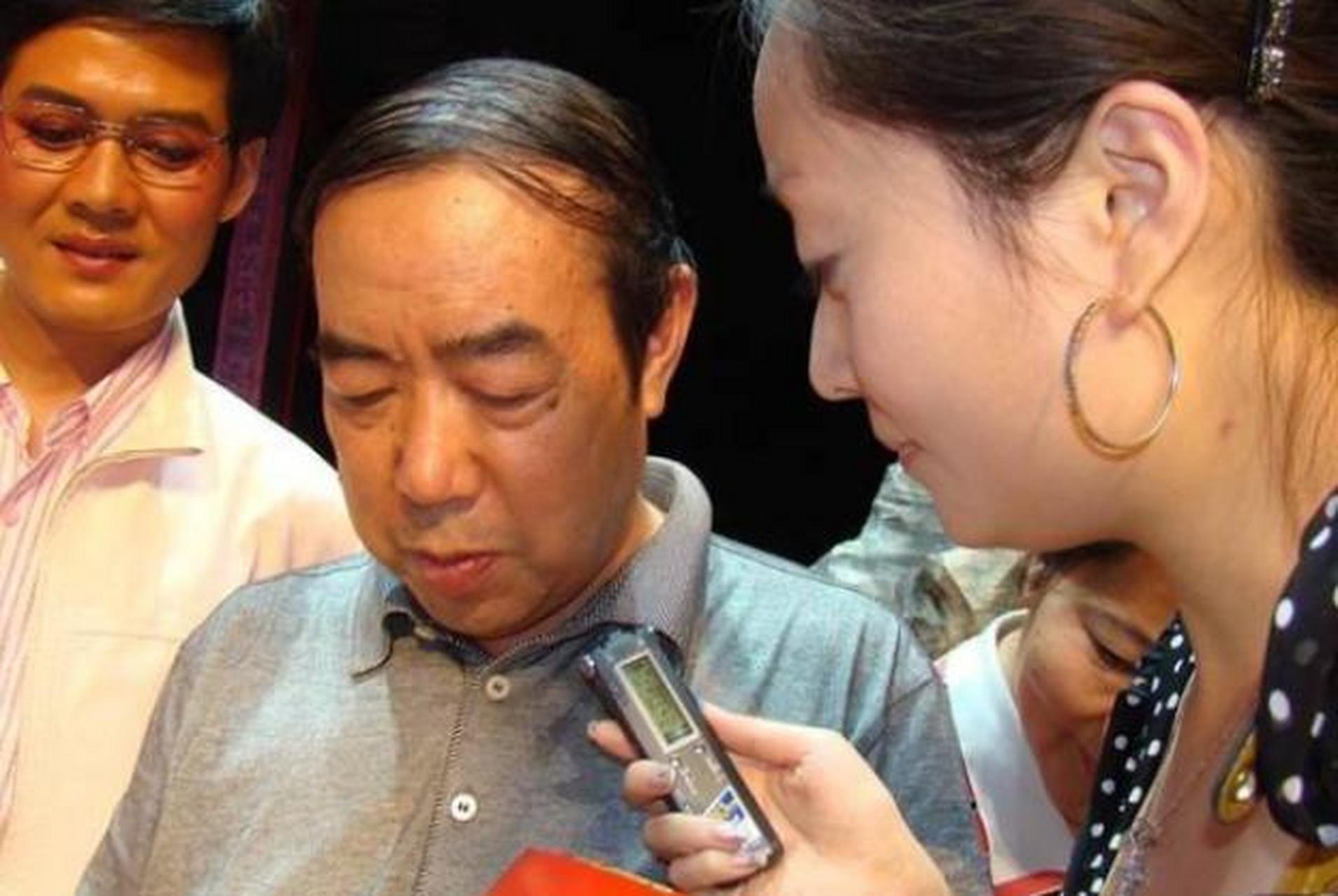 "流氓作家"贾平凹谈女人,一针见血"现在的女孩,脸不行就露胸,胸不行就