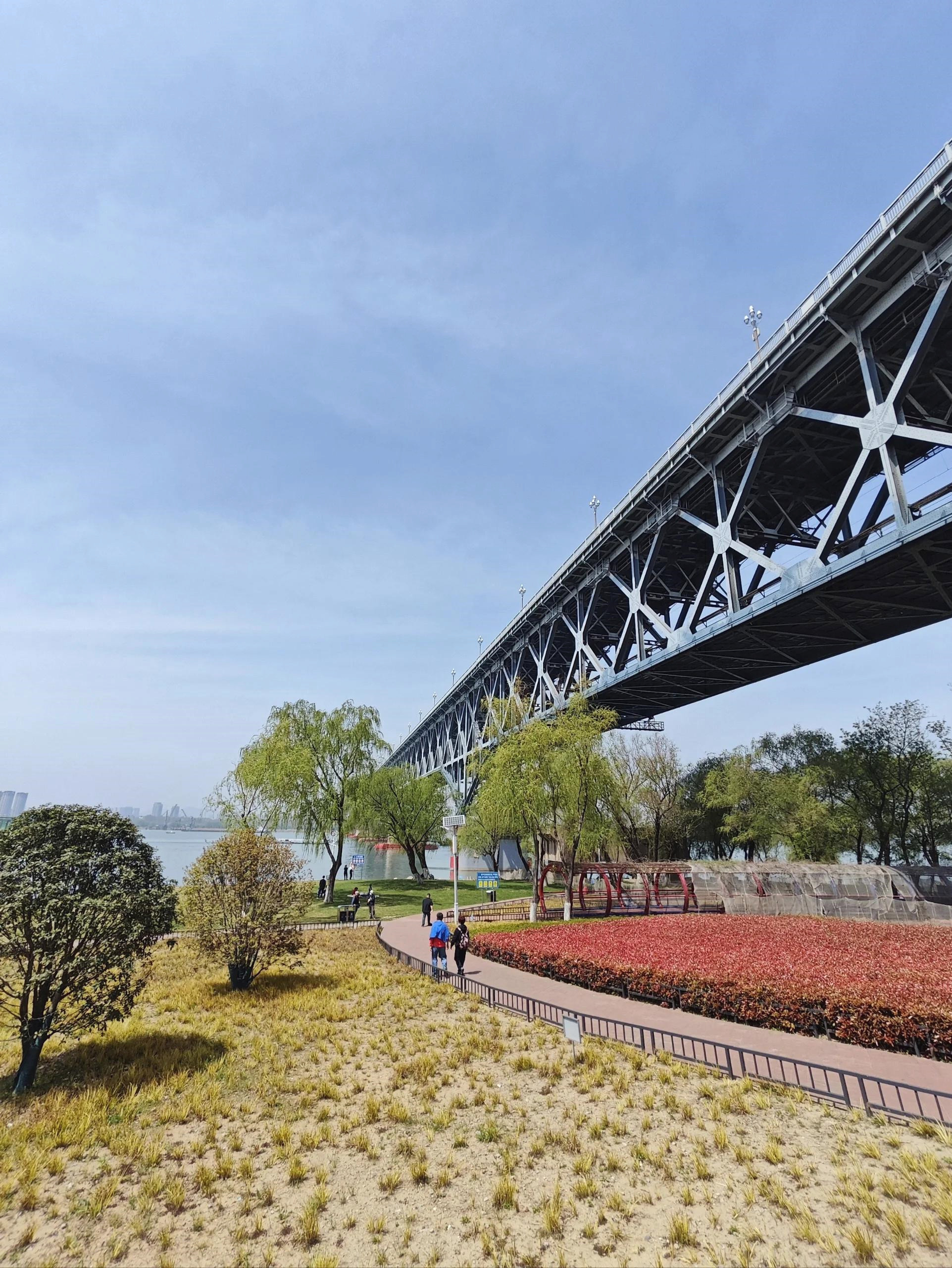 长江大桥是南京的标志性建筑,著名景点,被列为新金陵四十八景之一