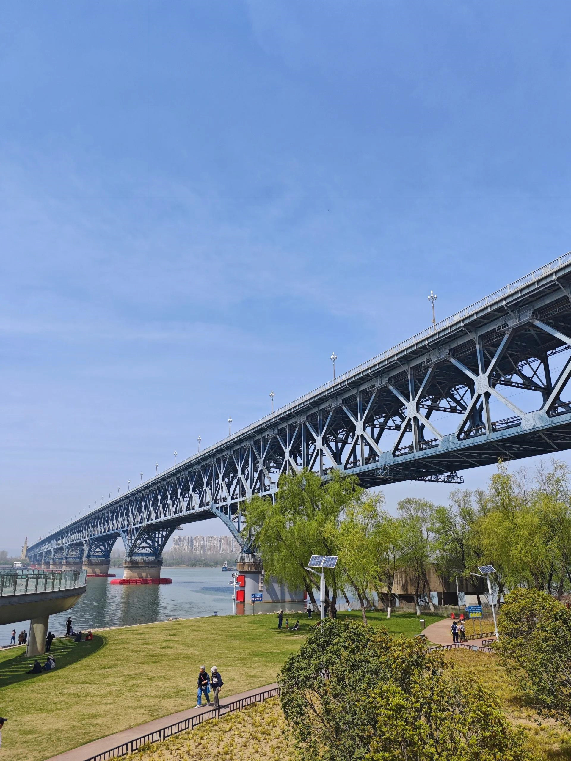 长江大桥是南京的标志性建筑,著名景点,被列为新金陵四十八景之一