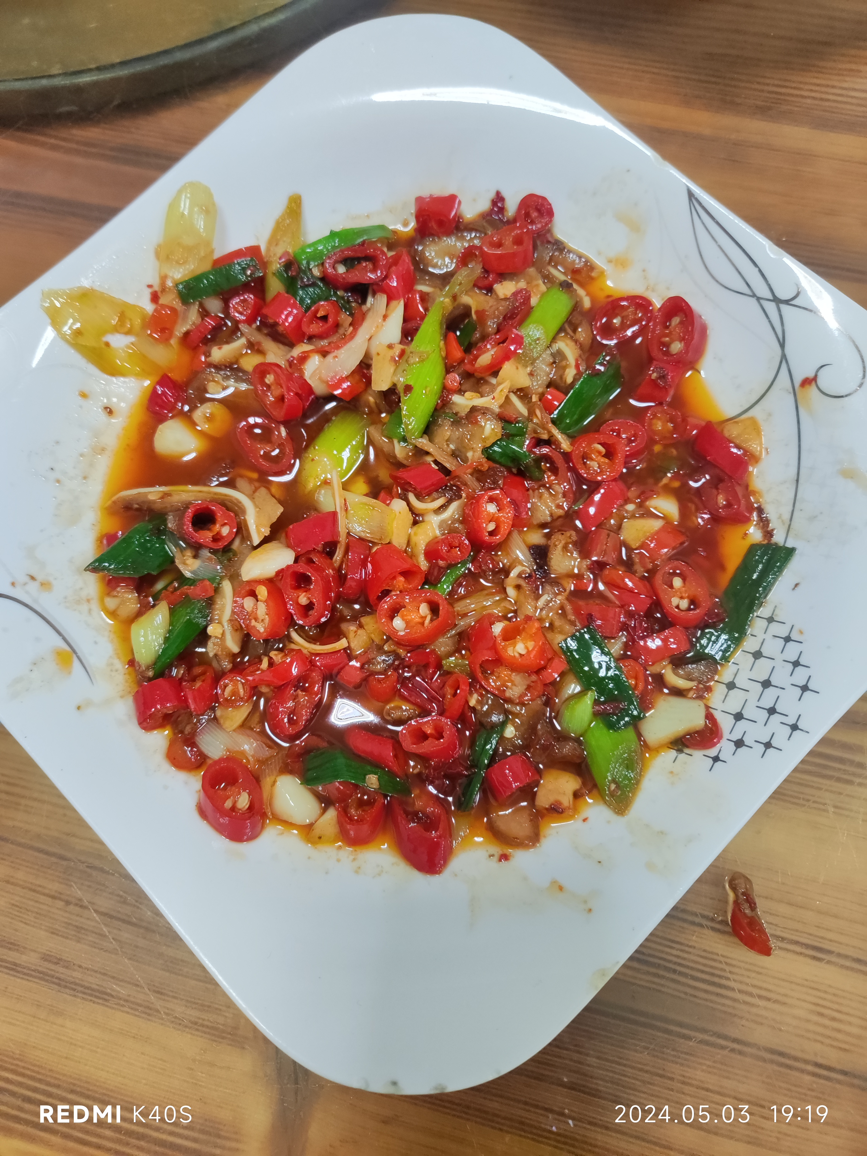 每个菜都一眼看去都是红红火火的辣椒今天到湖南一个朋友家做客她