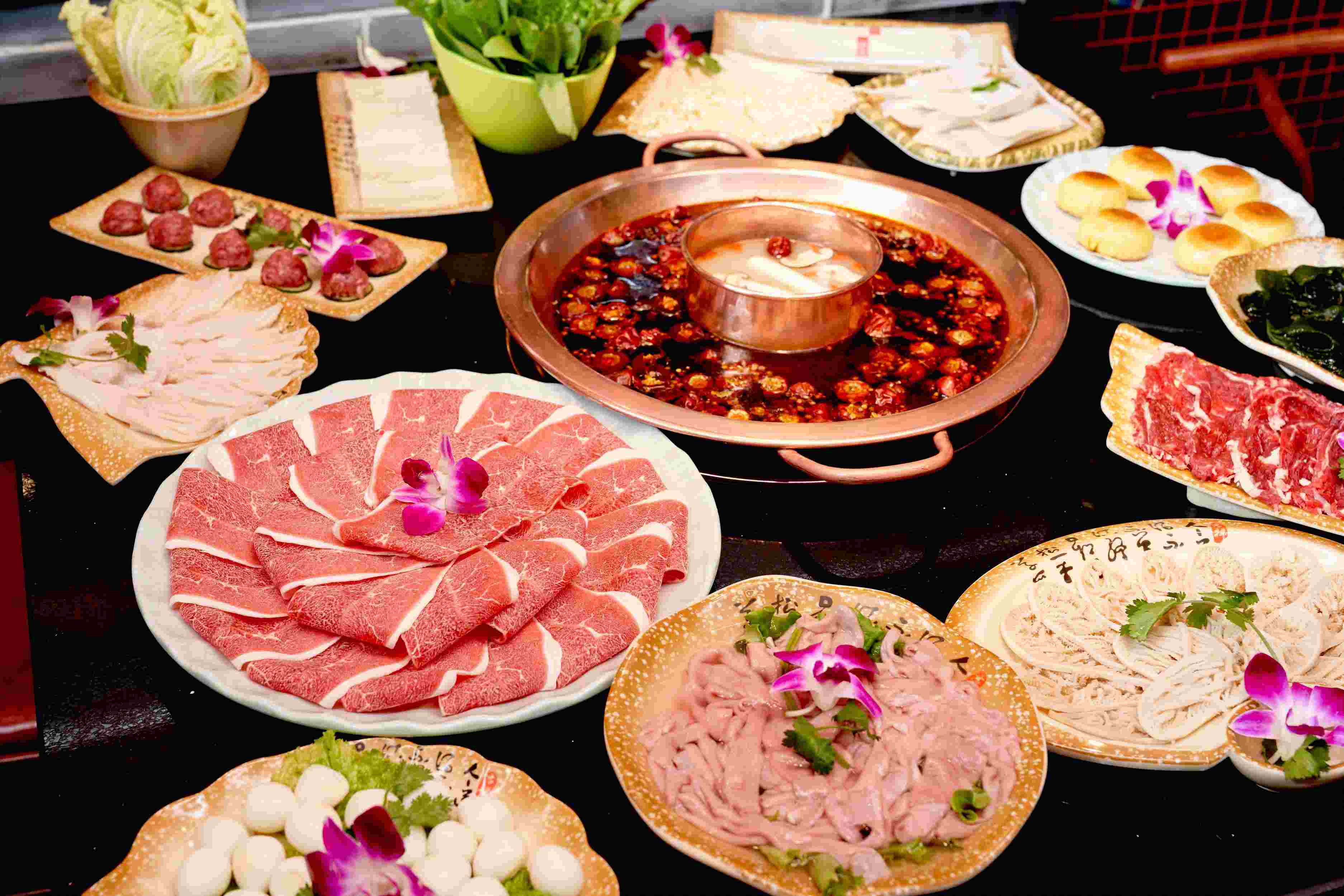 以下是成都中餐厅排行榜前十名的推荐(排名不分先后):老码头四川火锅