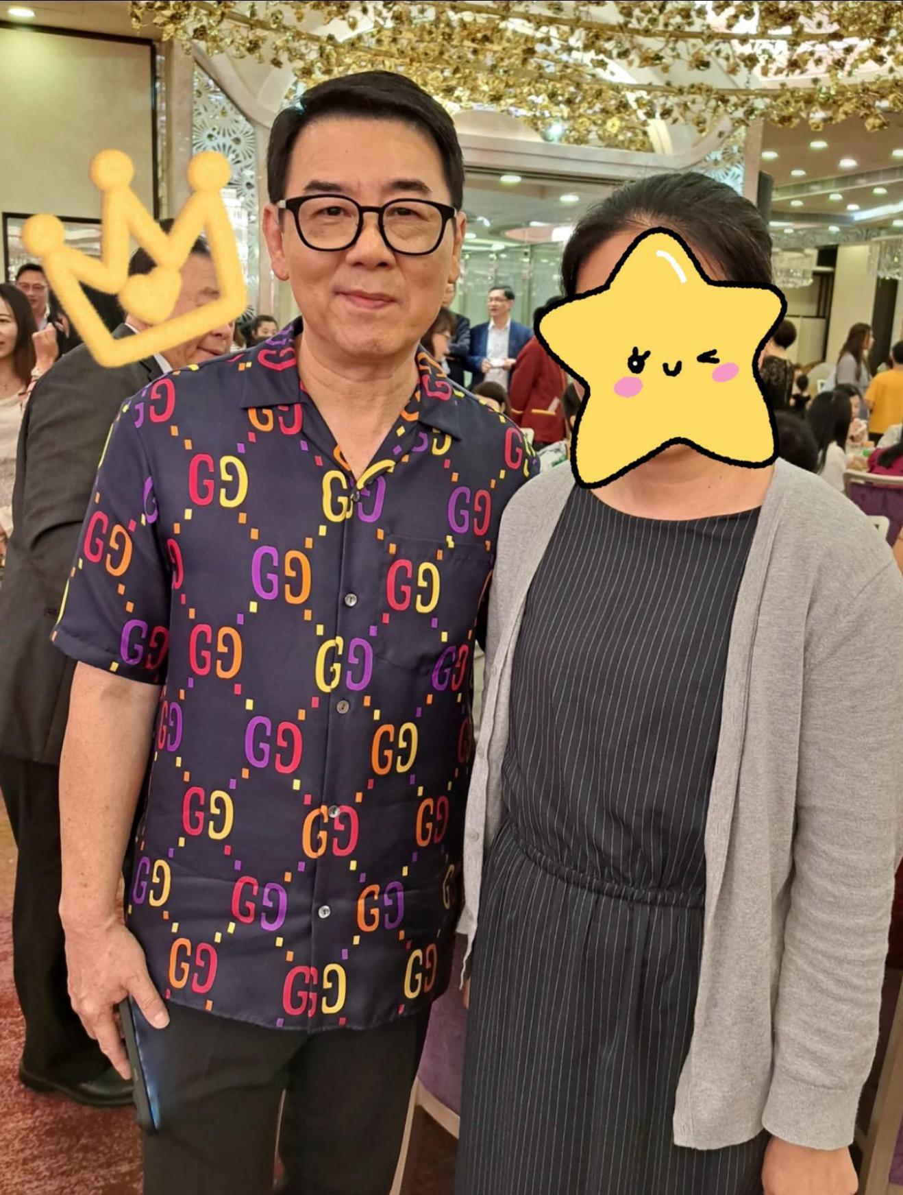许秋怡携丈夫回母校演出,与校友合照状态真实,大三岁丈夫显苍老