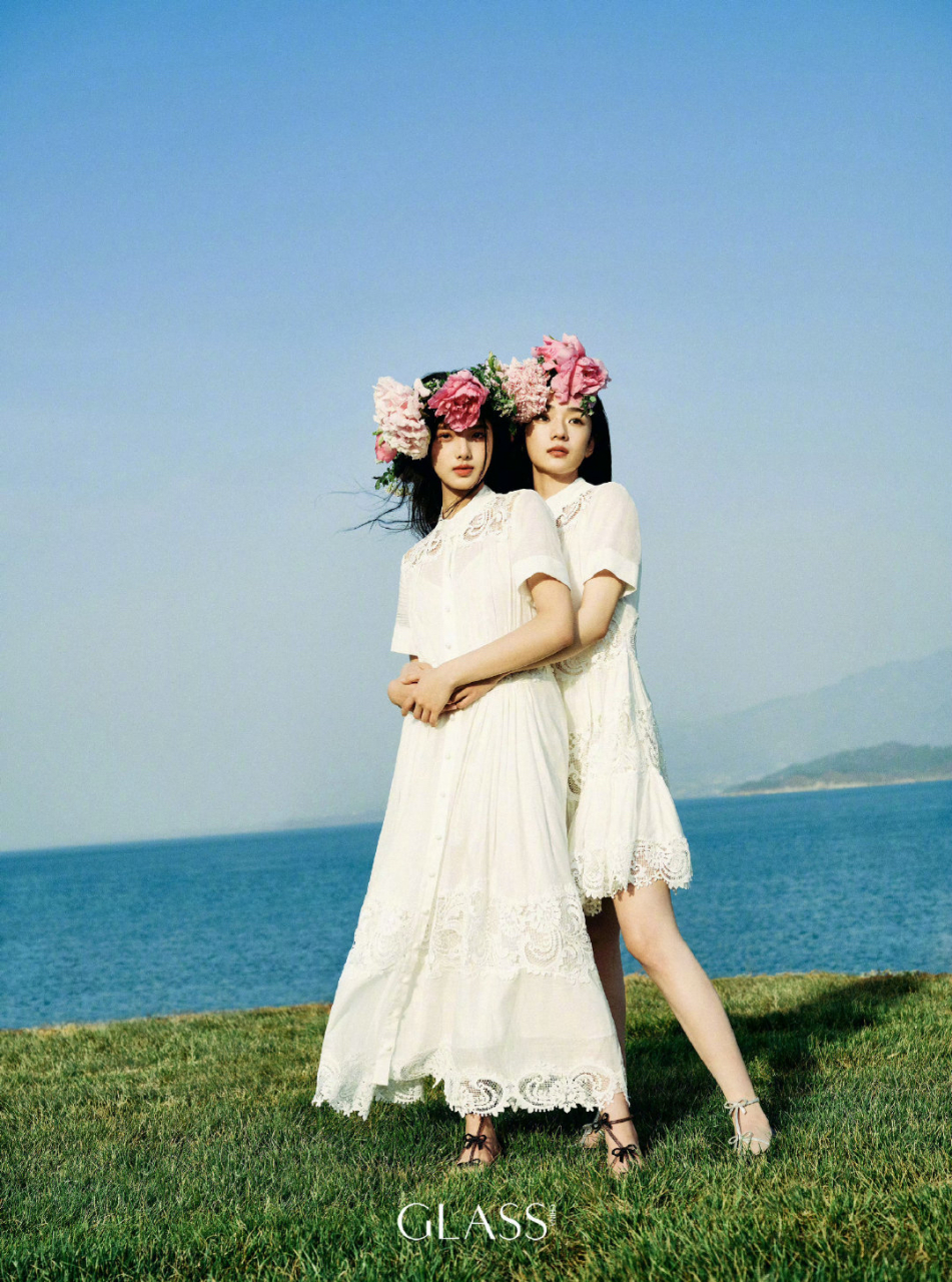 娱乐圈00后四小花合体封面,请问这四位是谁?