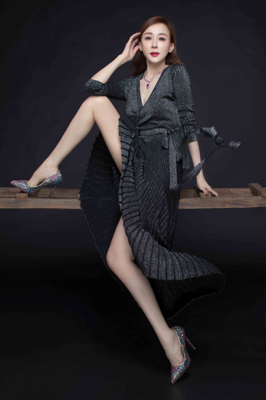 萧蔷美腿传奇:岁月无痕,五十几岁仍傲视群芳的冻龄美腿写真!