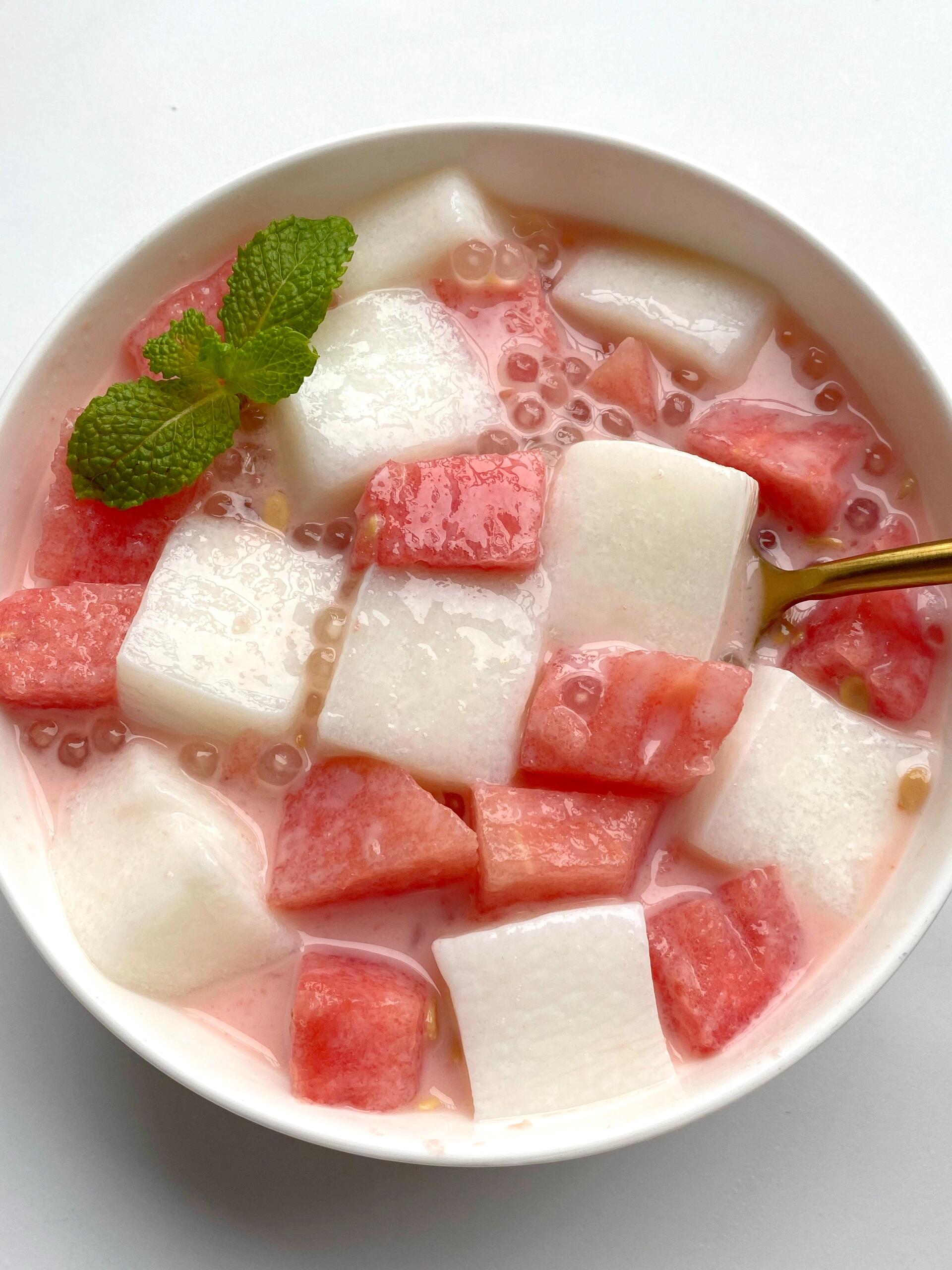 西瓜搭配奶冻,西米露,味道太赞了 q弹的奶冻,甜甜的西瓜,一口下去真