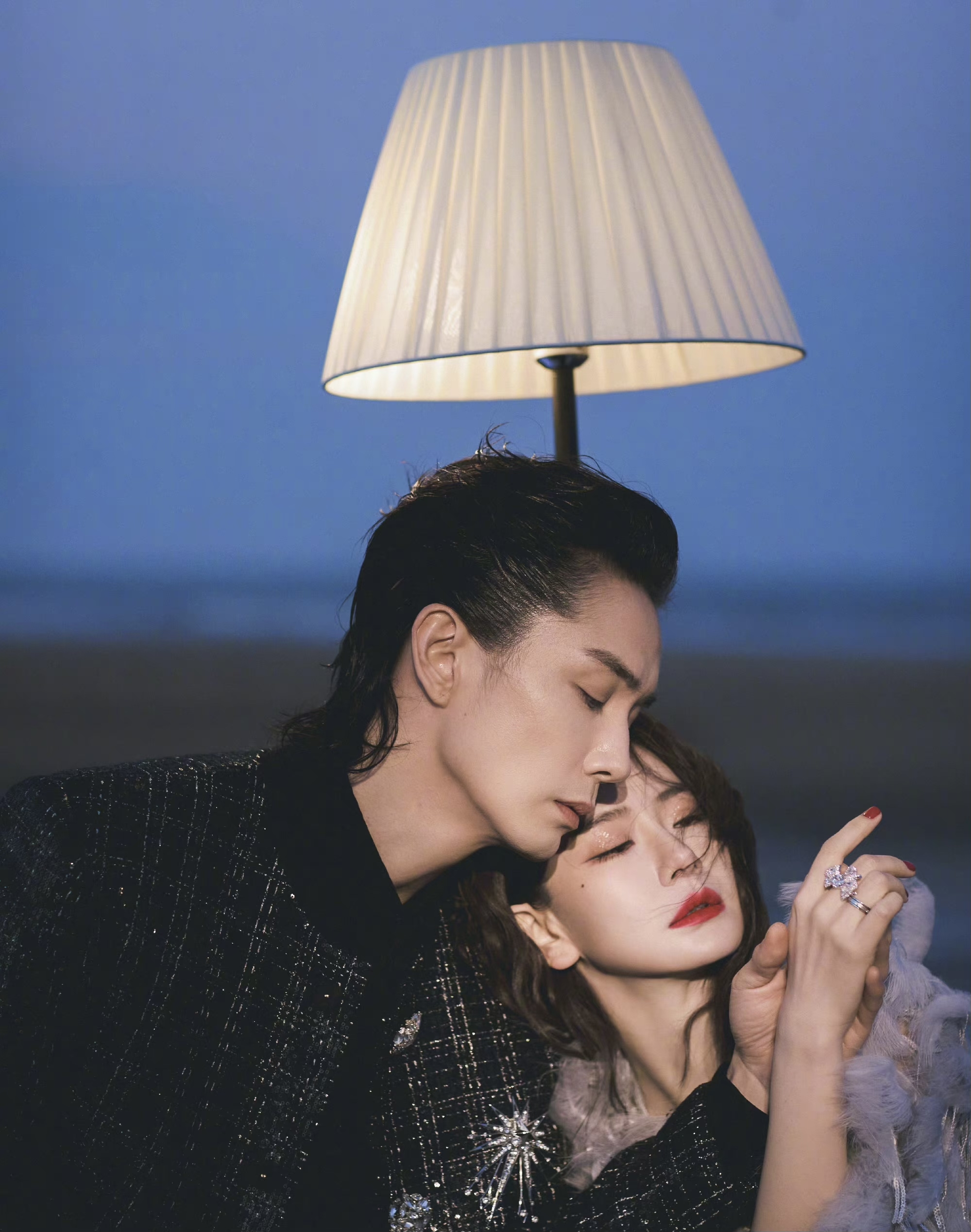 戚薇李承铉真的很有夫妻相,不管是正面还是正面一看就是一对,俊男美女