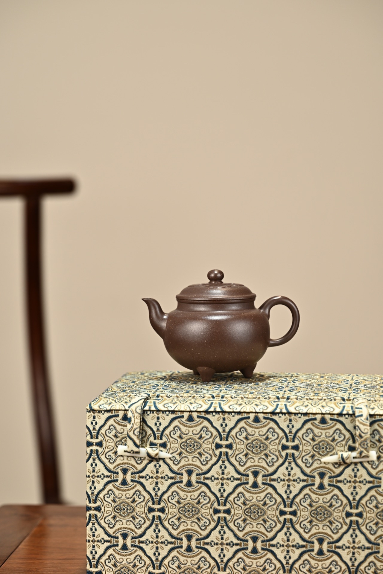 大彬如意·手工           170cc/紫玉金砂 作品壶身饱满圆润,壶嘴壶