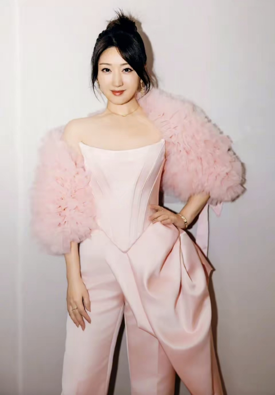 大家觉得杨钰莹这一套穿搭好看吗?