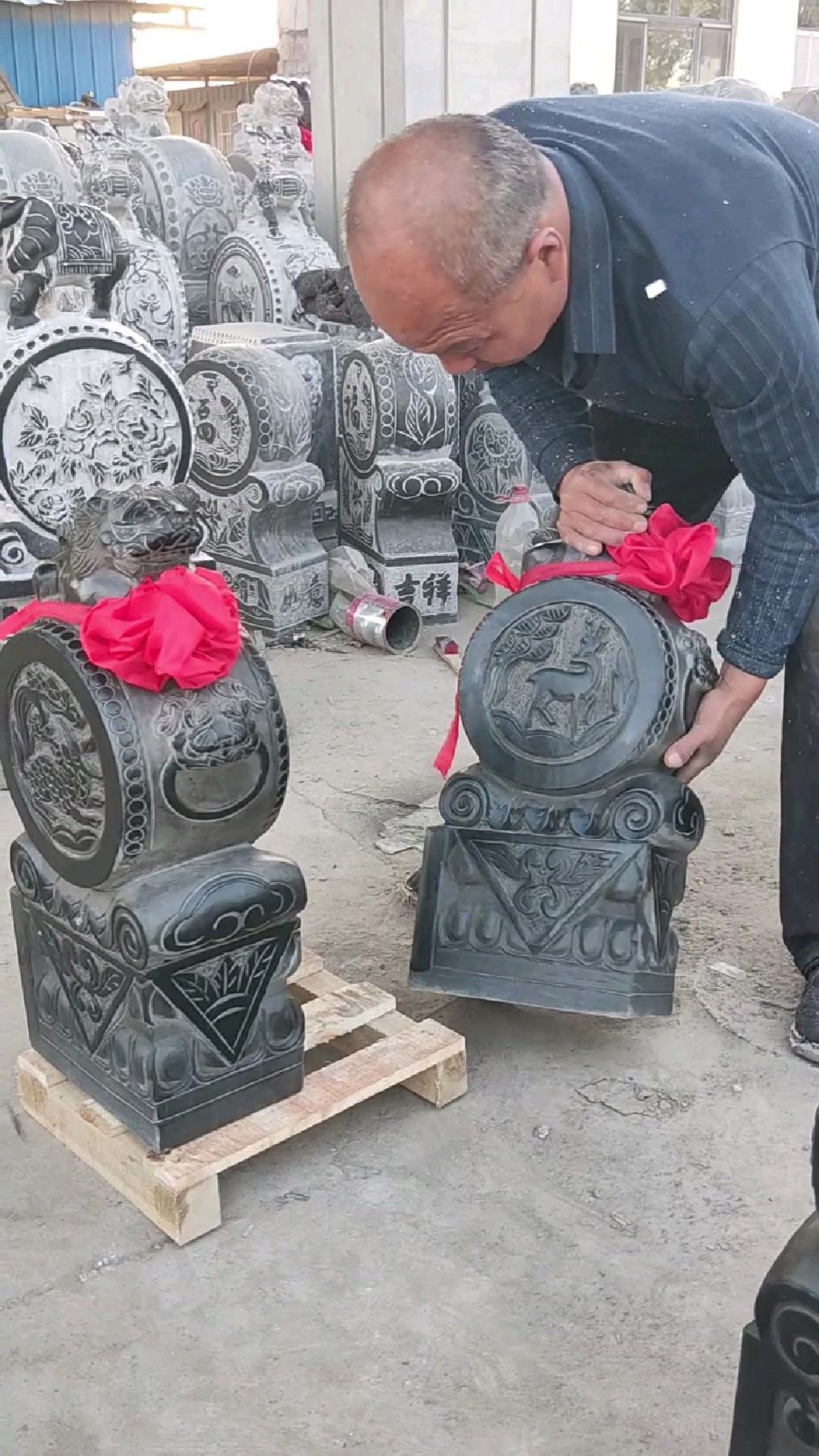 小狮子门墩抱鼓石,青石门当-度小视