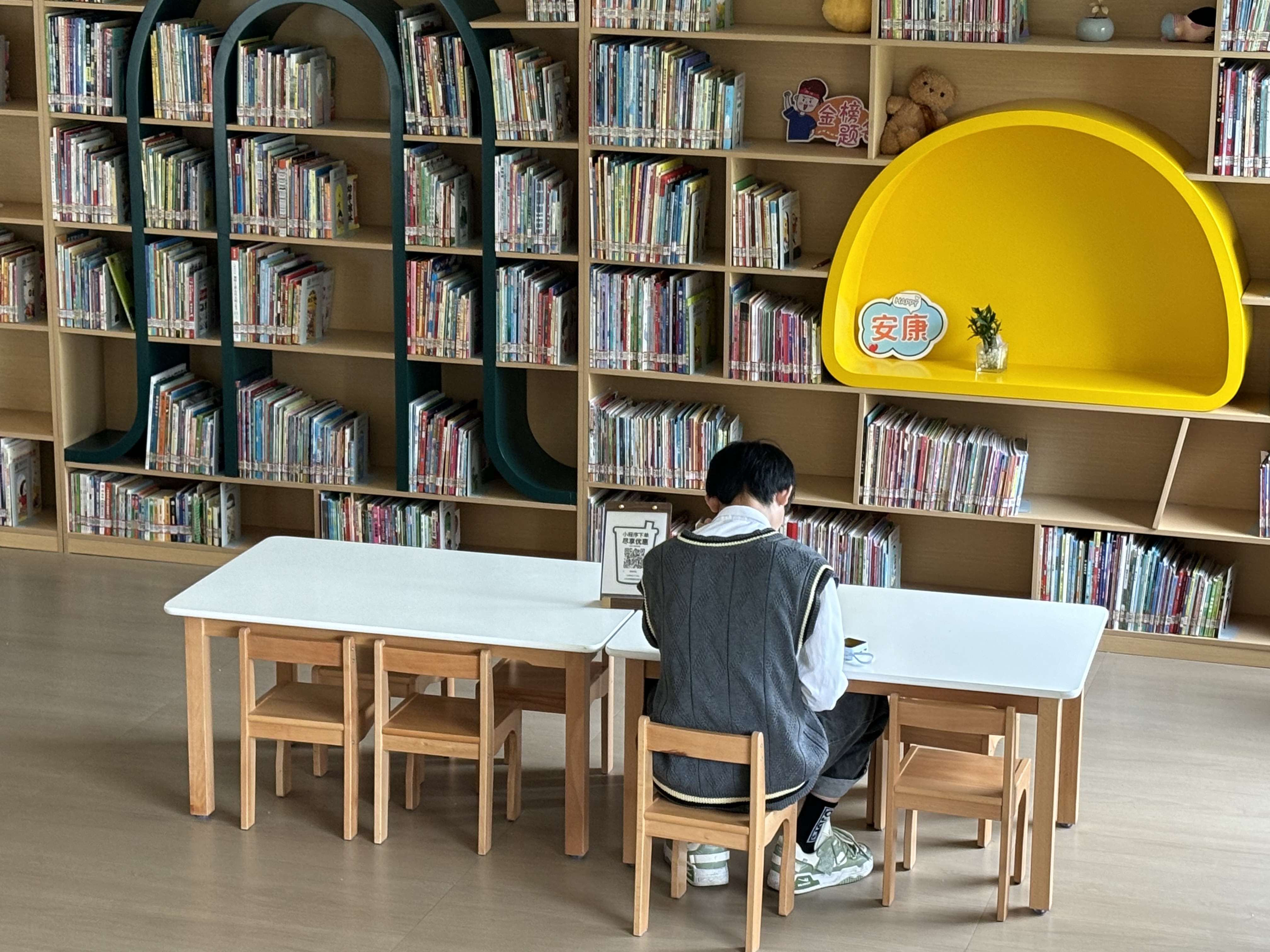在温州梧田街道,新发现一家城市书房,一楼有卖奶茶的档口,临河的风景
