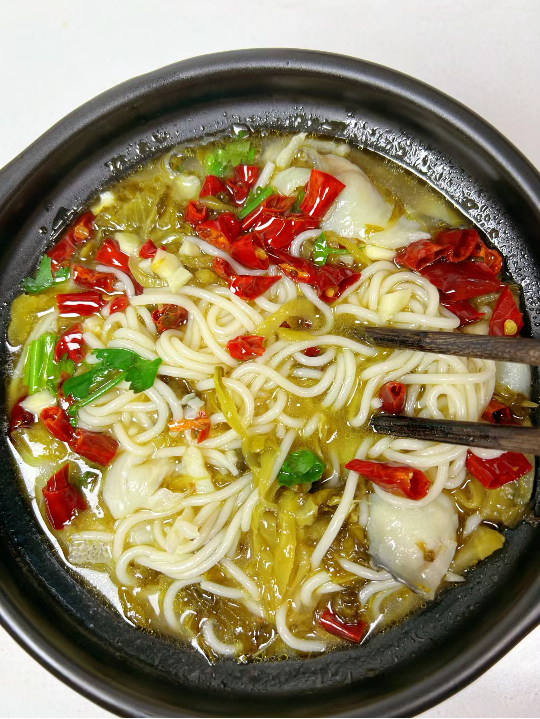 这碗酸菜鱼米线我一定要分享给大家,超级美味,酸酸辣辣的,简单又好吃