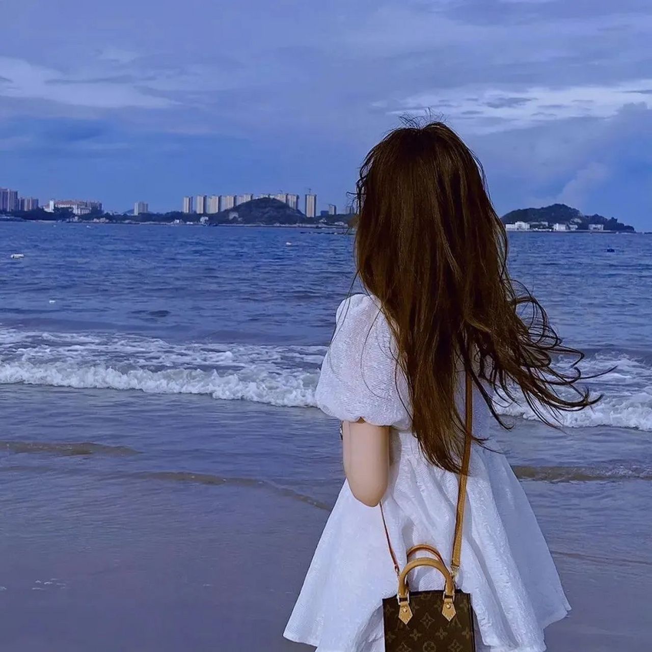 想去海边363436373039蓝色女生头像