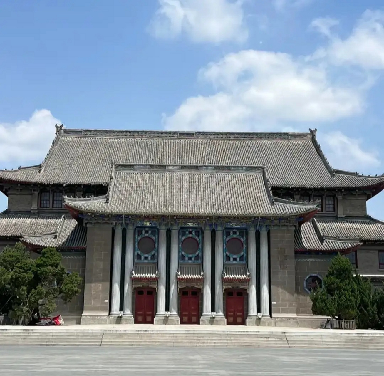 这所学校有三个校区,分别是郑州龙子湖校区,开封明伦校区,金明校区,总