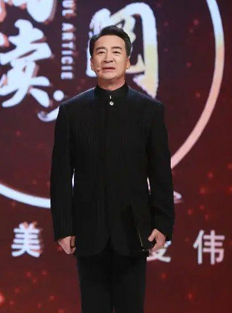 "老戏骨"寇振海携小21岁妻子登台,两人站一块看不出多大年龄差 !