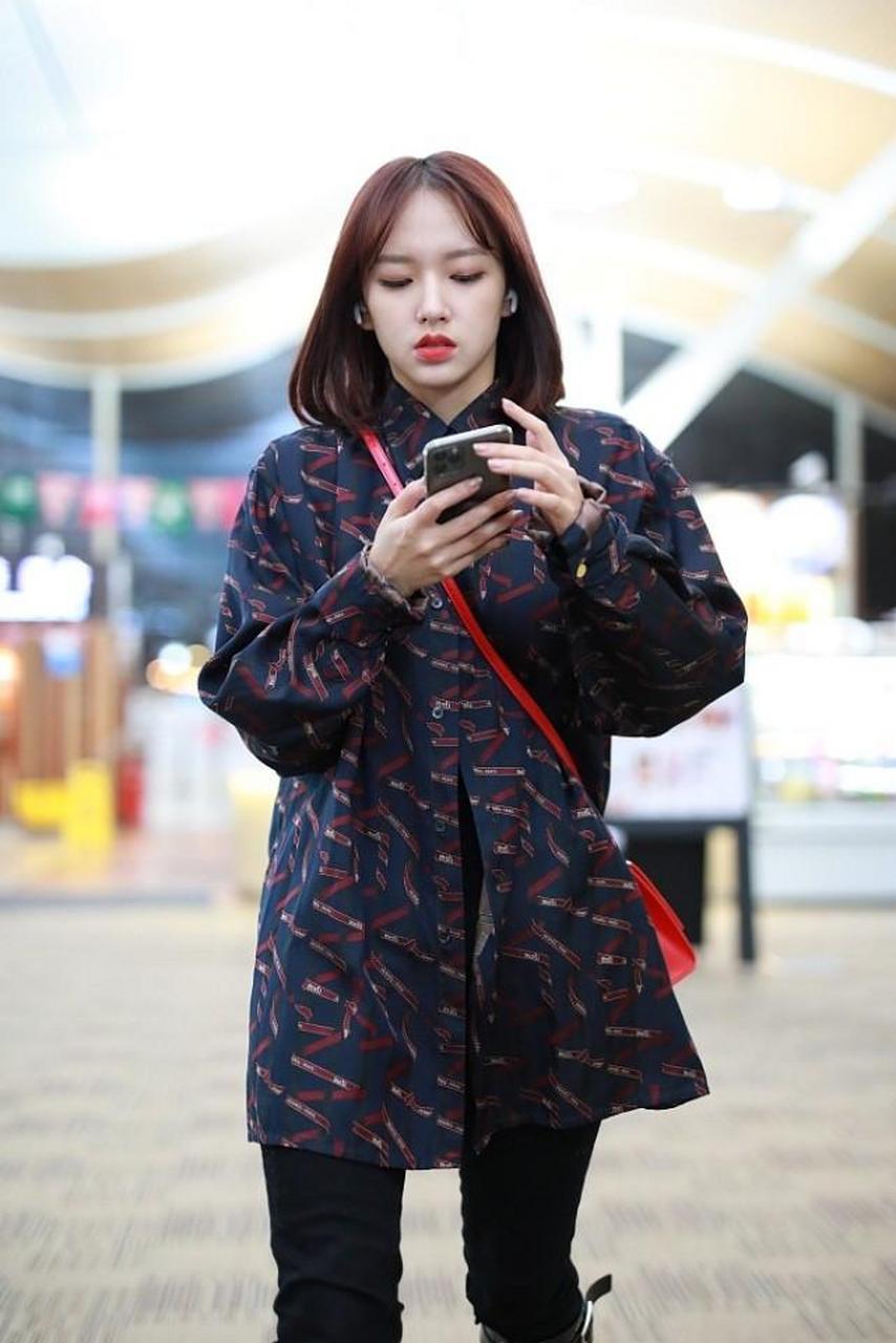 程潇蓝色印花衬衫 紧身裤,穿着个性满满