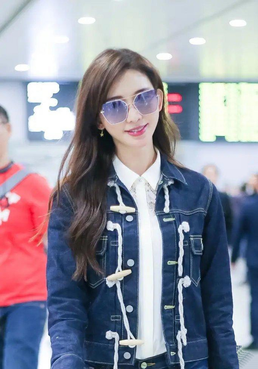 林志玲破洞的修身牛仔裤内搭白色衬衣造型