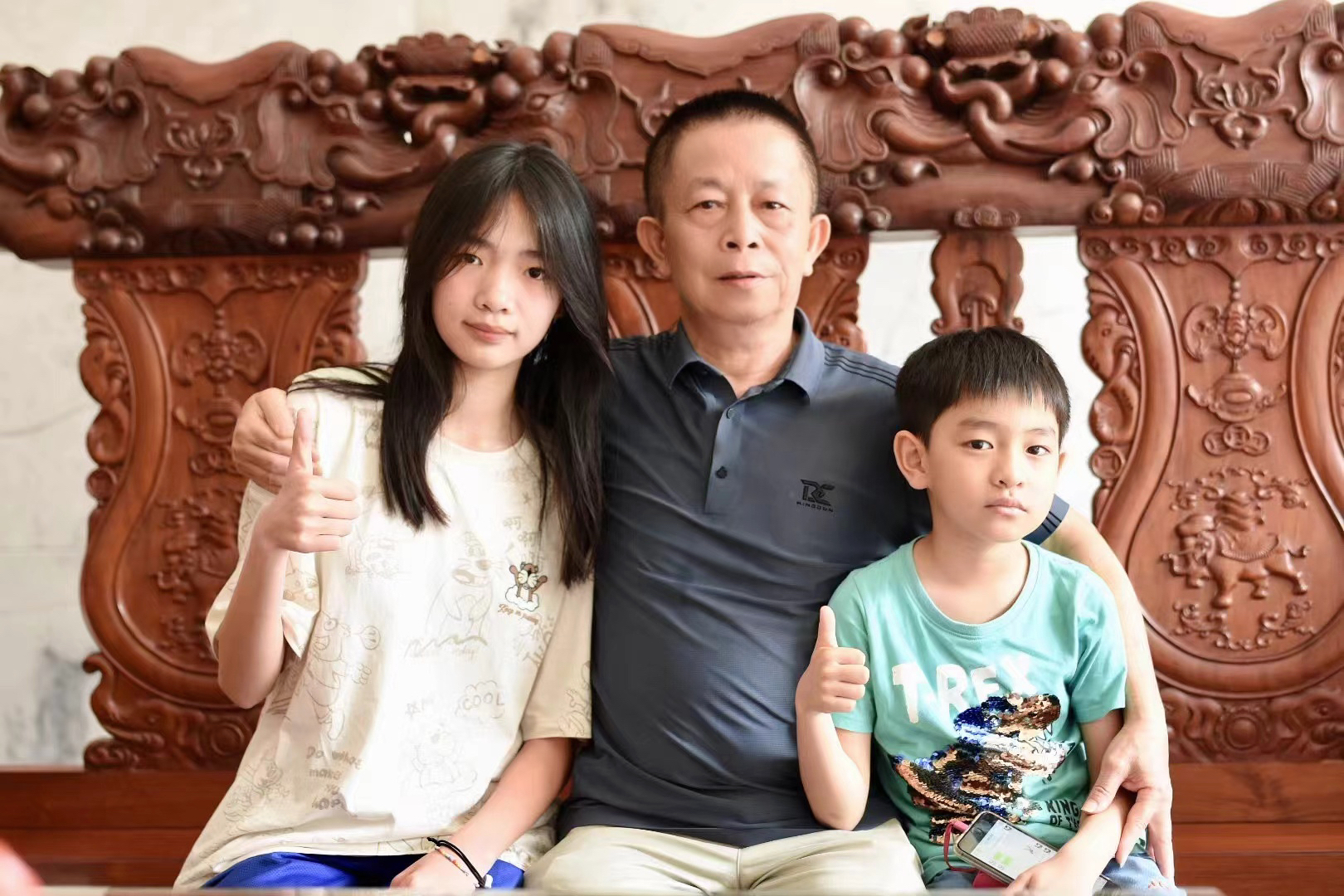 初二学生饶芯瑜经历了梅大高速塌方灾害后,感叹外公是超级英雄,一家人