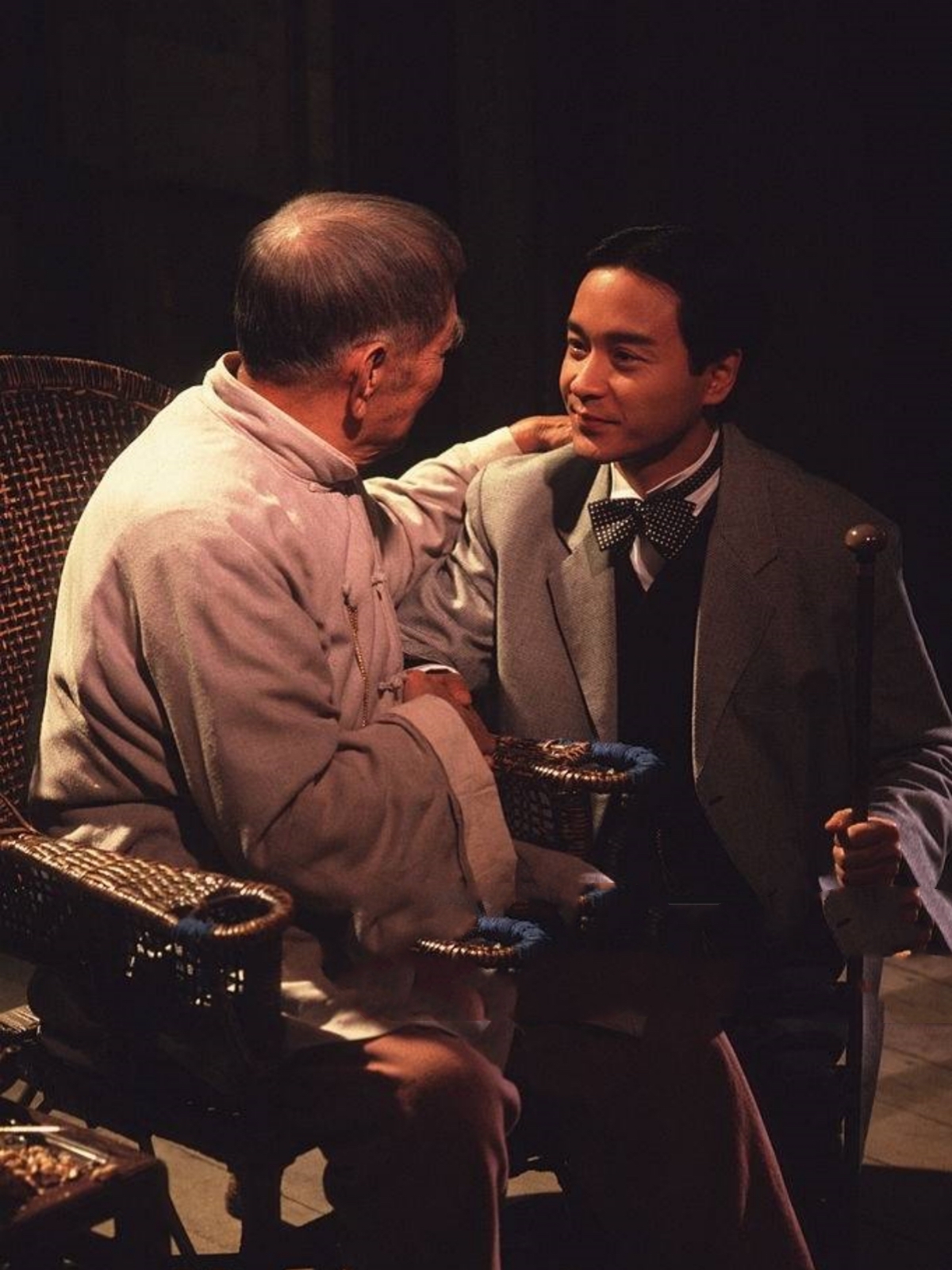 《风月》杀青宴上,张国荣与谢添共饮交杯酒,情谊深厚