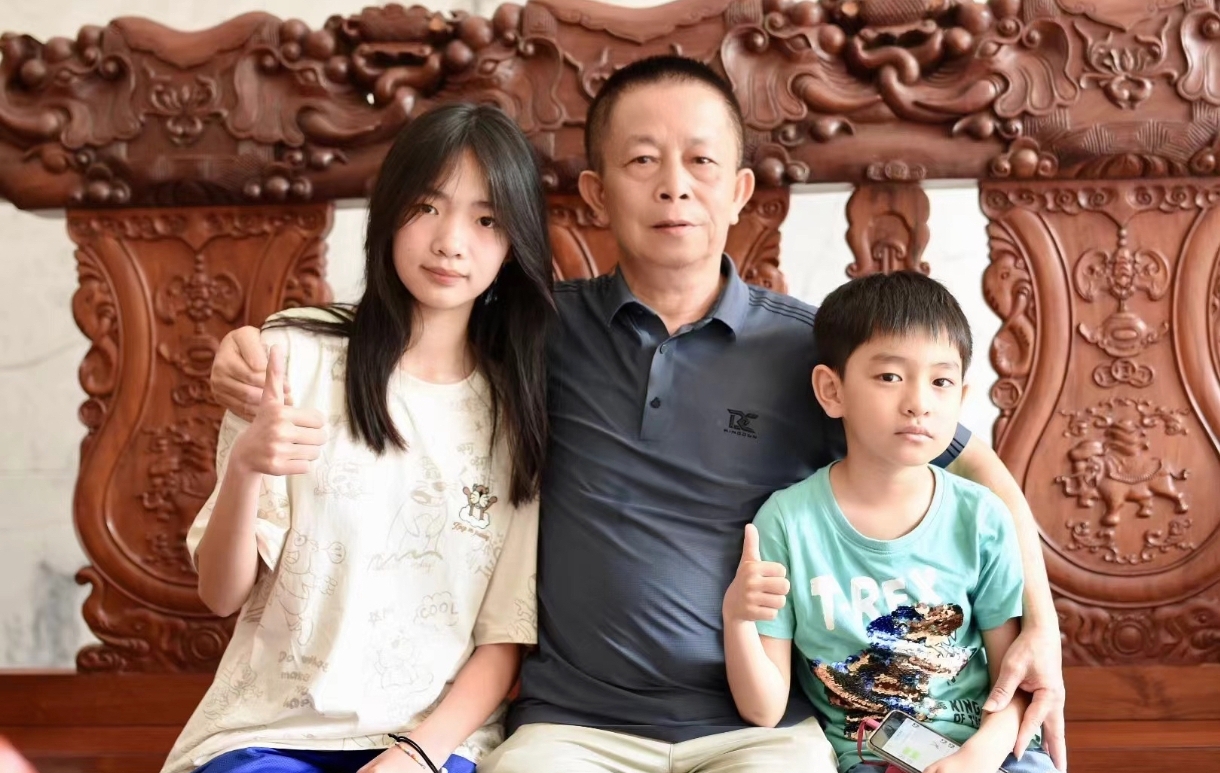 孙女称下跪拦车外公是超级英雄 初二学生饶芯瑜经历了