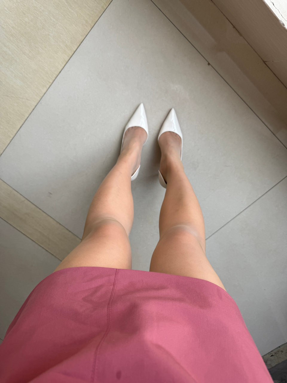 白色红底高跟鞋,好看不耐脏