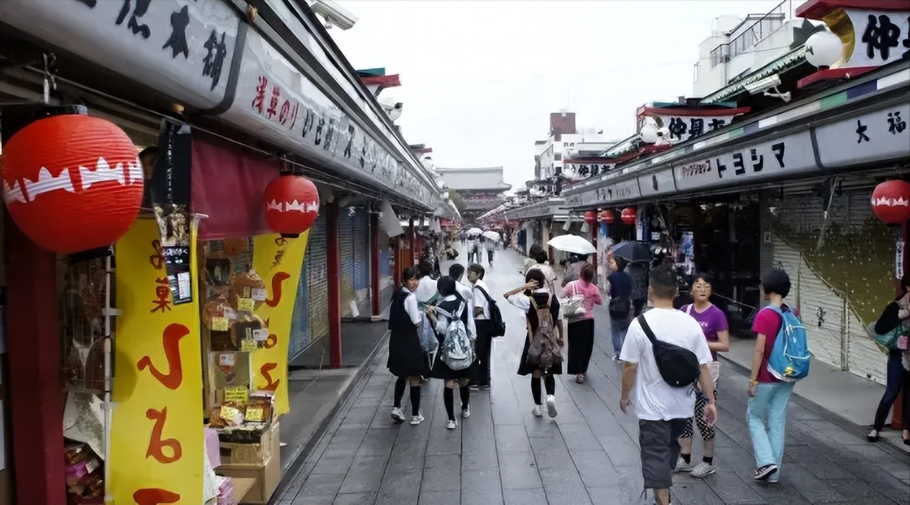 中国游客凌晨4点排队抢lv包,日本奢侈品店排起长龙,这