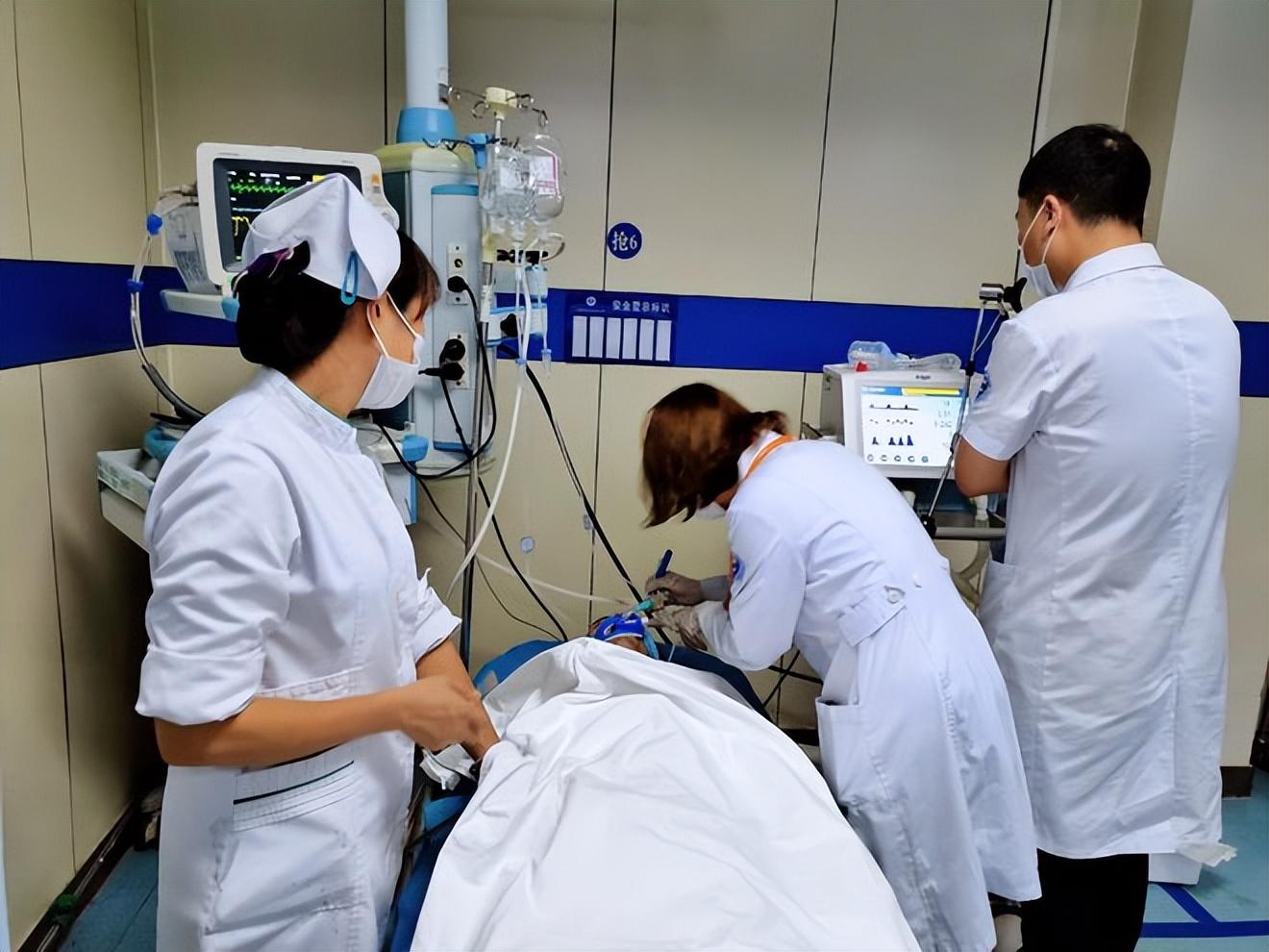 回顾一家四口离奇昏迷,两人当场死亡,民警在屋中调查