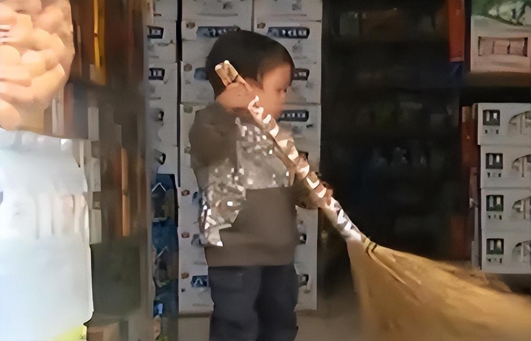 回顾袖珍人吴康:他的外表看似小孩,实则36岁,如今靠拼图发家致富