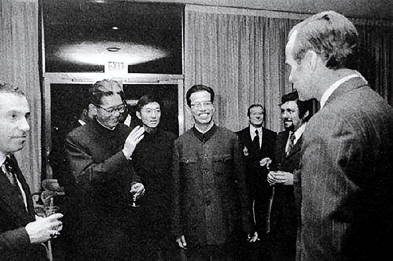 1984年,章含之想把乔冠华骨灰葬于盐城老家,地委回复:暂不同意