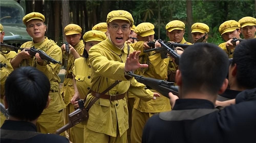 1970年,一名老汉手提机枪走进公安局:你们不要怕,我只是个土匪