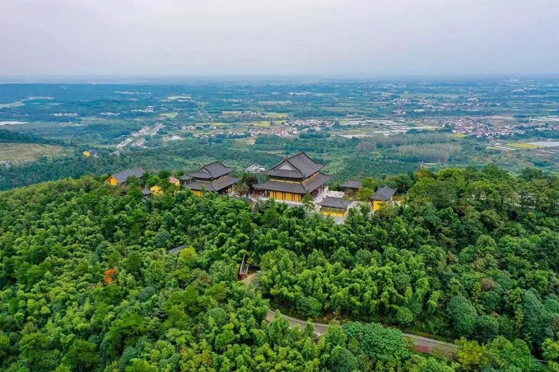 南京游子山国家森林公园位于南京市高淳区中部,由游子山,小游山