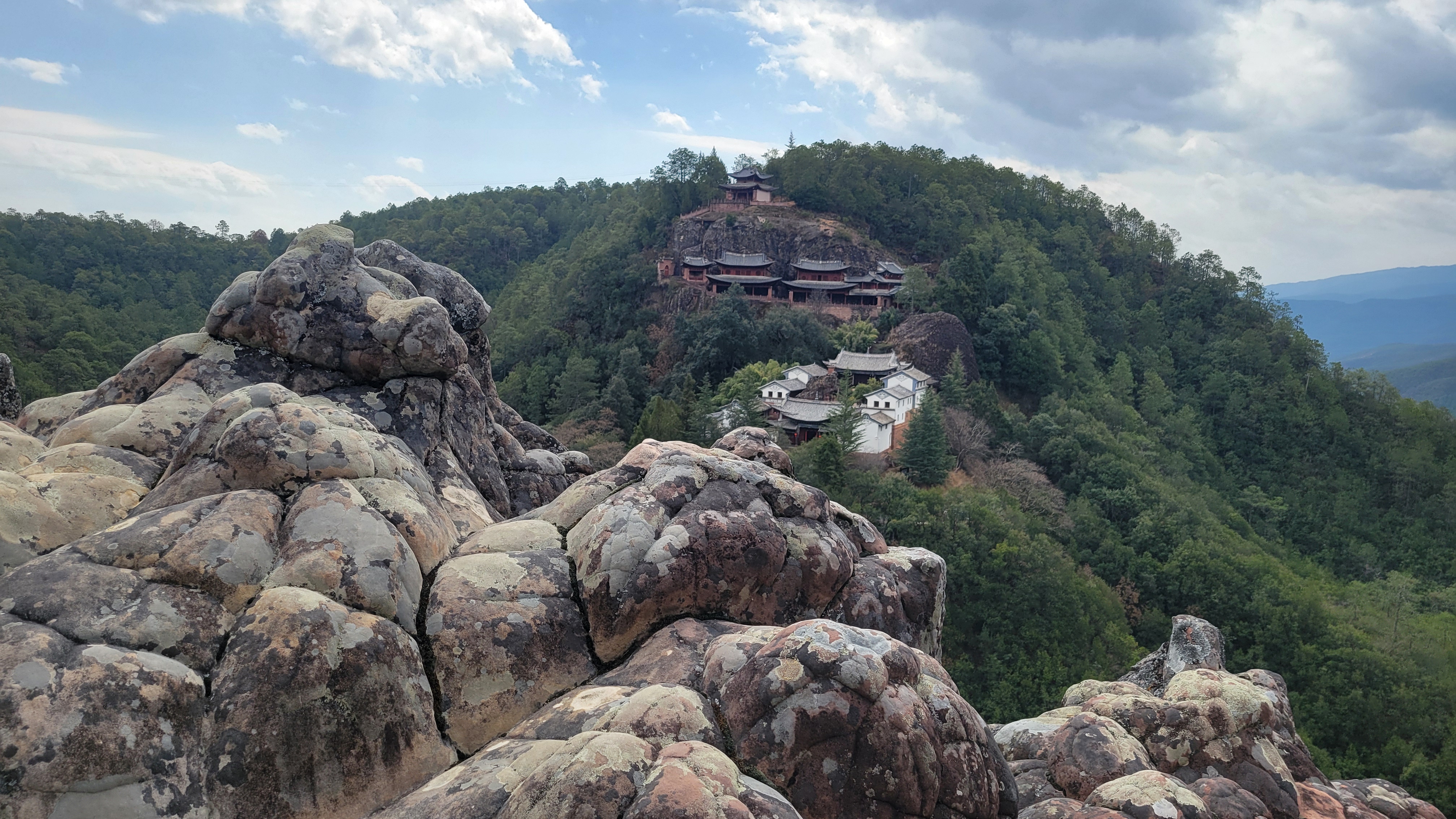 石钟山石窟位于大理剑川县石宝山风景区,距离剑川县城25公里,距离沙溪