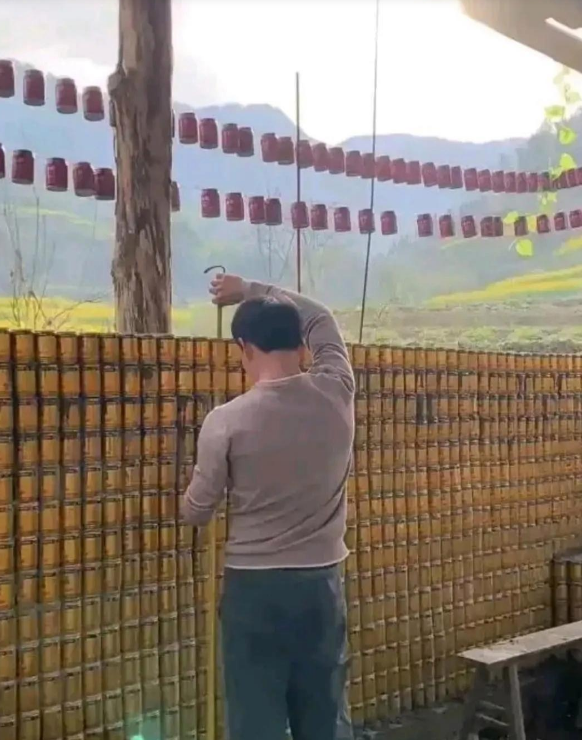 父亲在用易拉罐给女儿搭建城堡