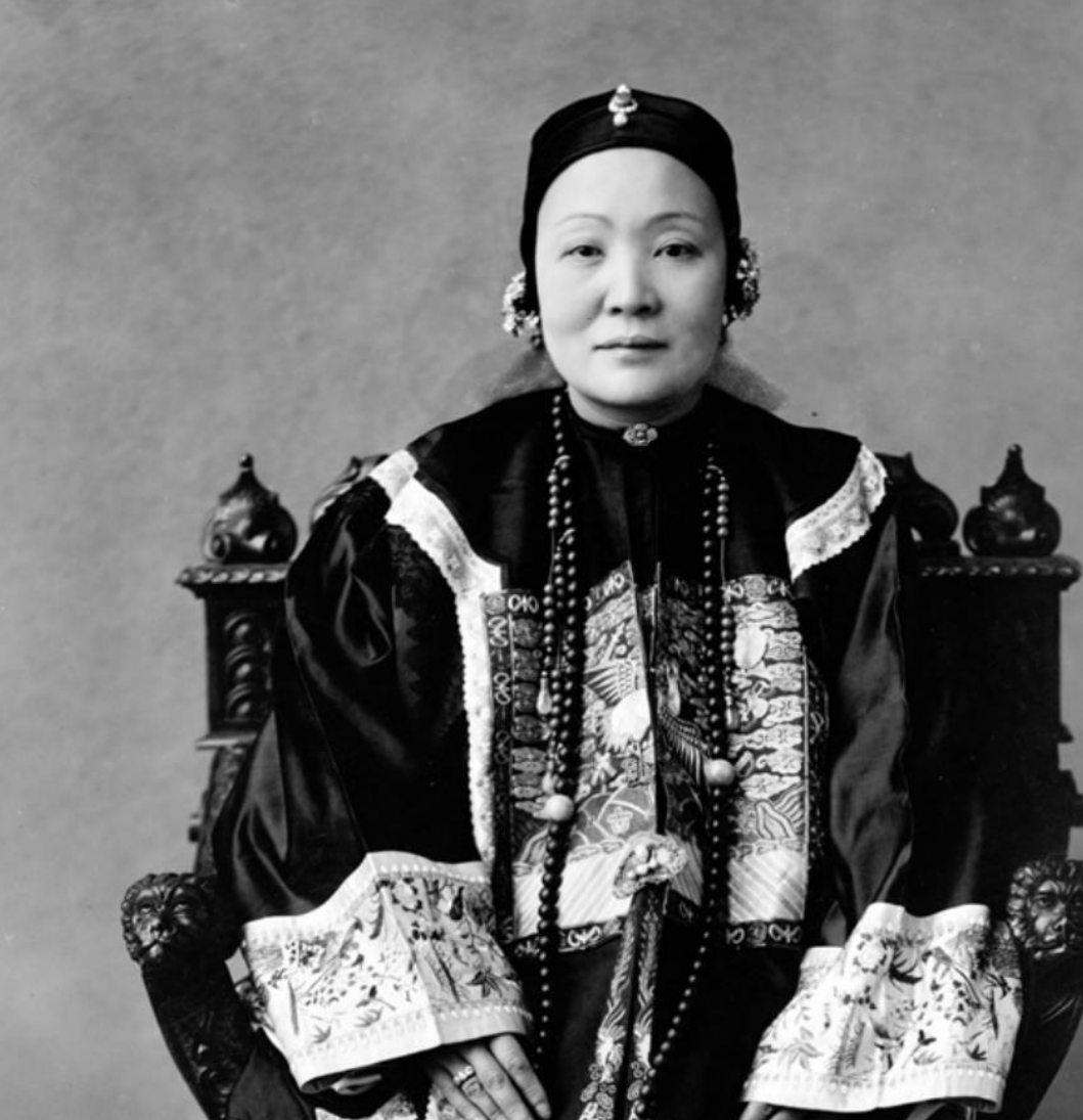 清朝末年,一位风华绝代的二品诰命夫人何妙龄.