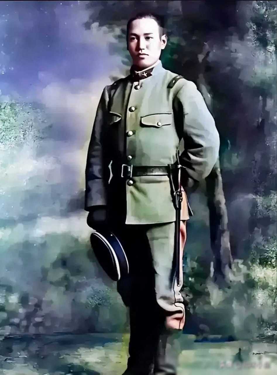 1910年,蒋中正身穿军装的老照片是一扇窥视中国历史的窗户.