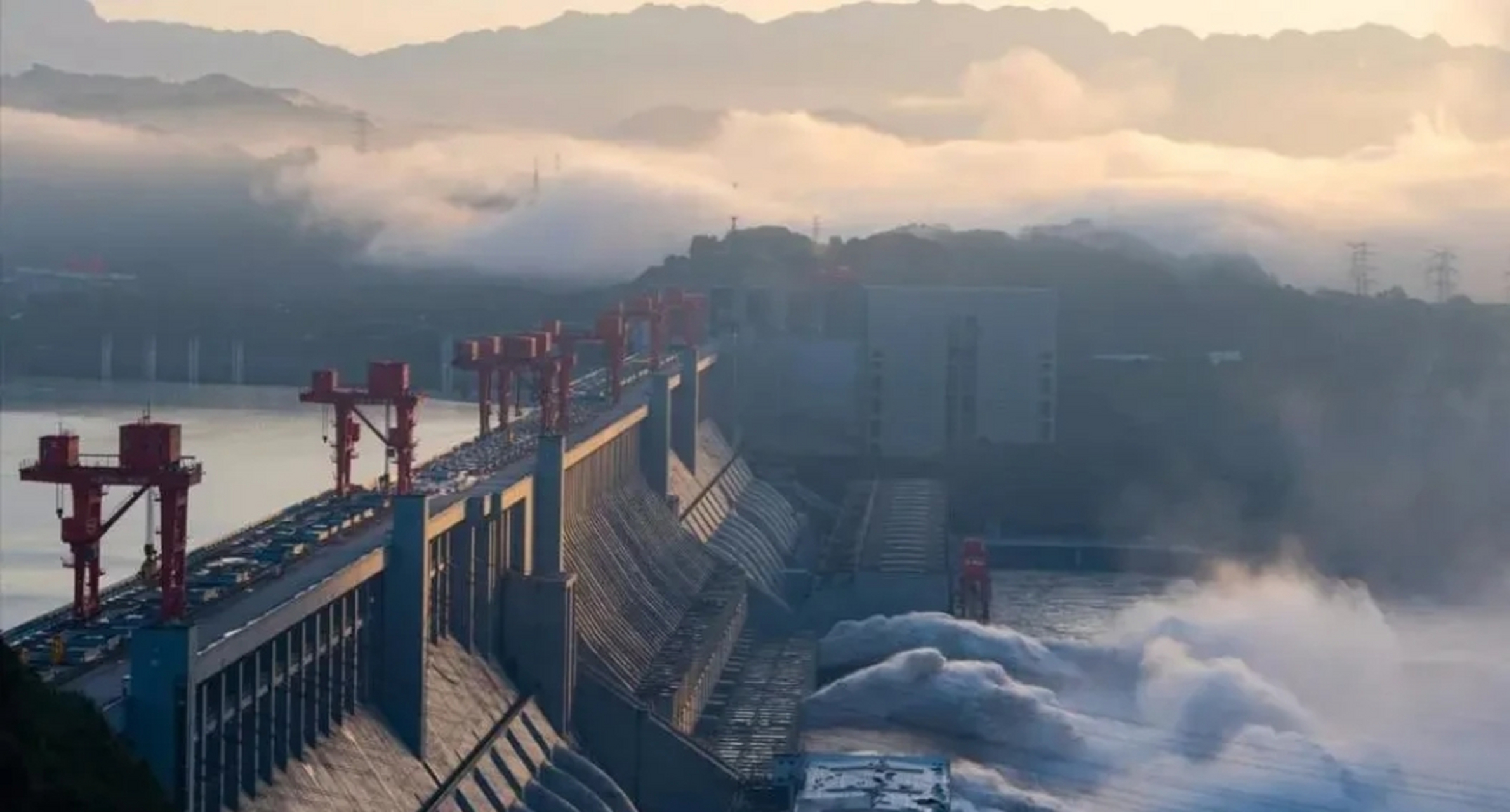 中国十大水电站: 第1名,三峡水电站  第2名,溪洛渡水电站 第3名,白鹤