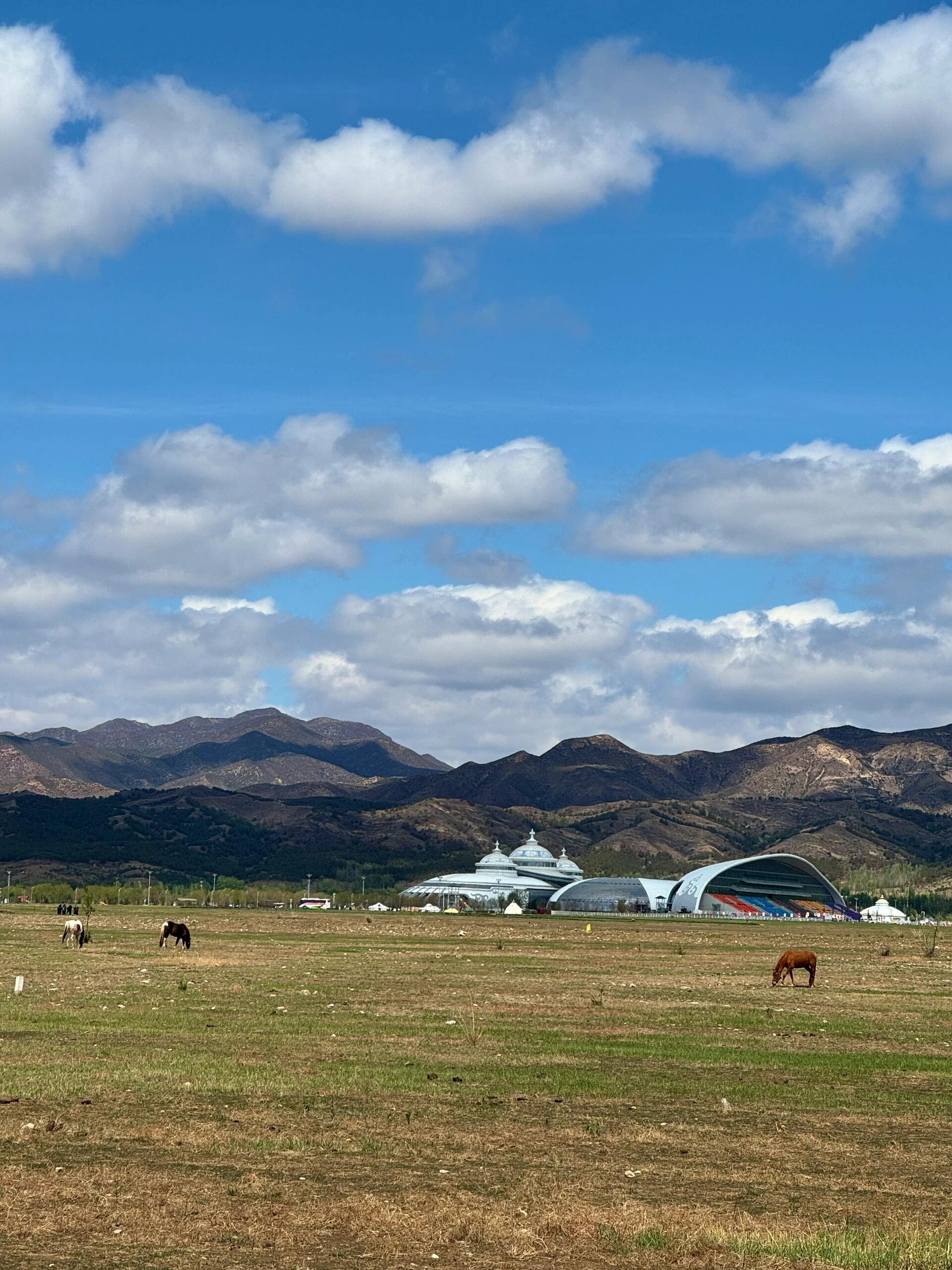 一幅美丽的自然画卷  "敕勒川,阴山下. 天似穹庐,笼盖四野.