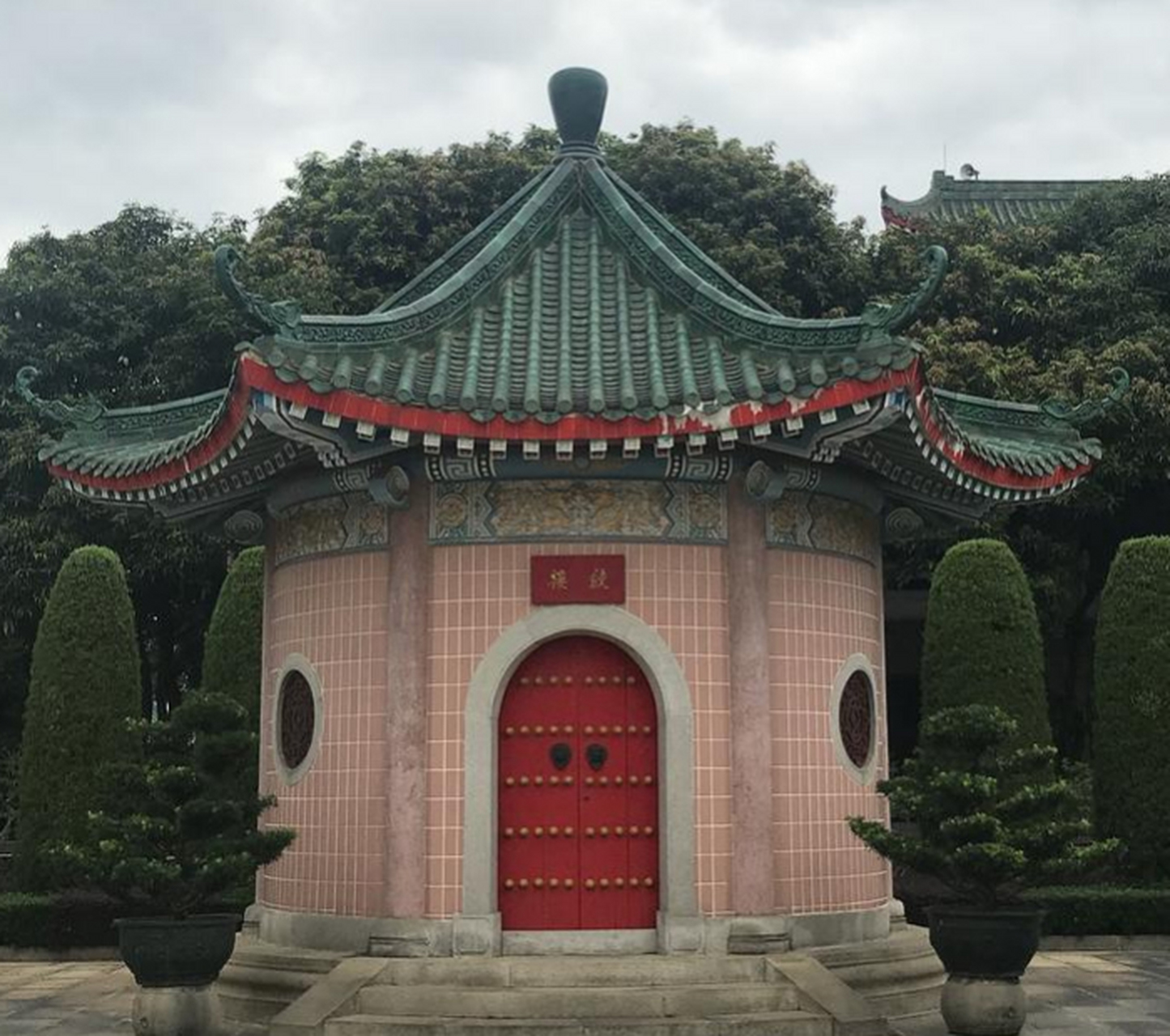 圆玄道观是位于广州市花都区梯面镇的一座道教寺庙,始建于唐朝,历史