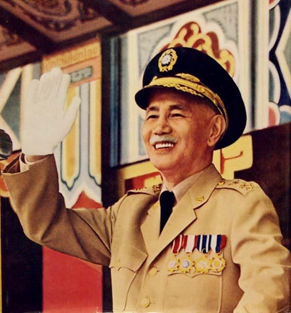 1952年,在蒋家宽敞的庭院里,年幼的蒋孝勇和蒋孝武围绕在祖父身边,欢