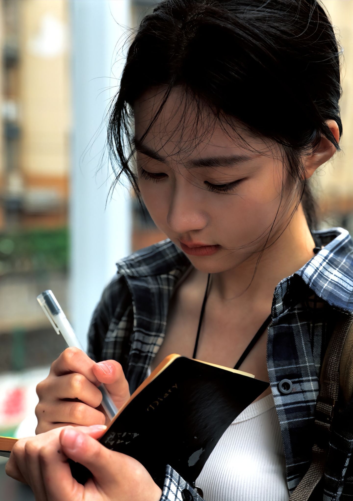 她的身影穿梭在泥泞的山路上,只为将最真实的信息传递给大家